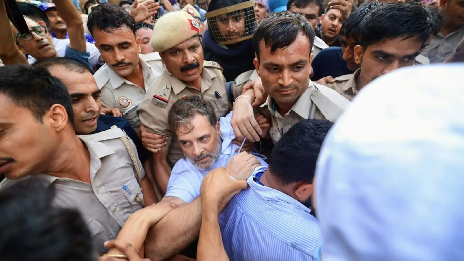 PM आवास मार्च के दौरान राहुल गांधी को ले जाती पुलिस। | Source: Chrome