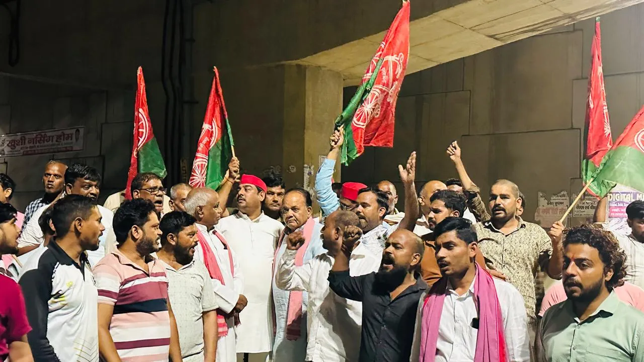 राहुल-अखिलेश की हिरासत के विरोध में सपा-कांग्रेस का प्रदर्शन। | Source: Chrome राहुल-अखिलेश की हिरासत के विरोध में सपा-कांग्रेस का प्रदर्शन। | Source: Chrome