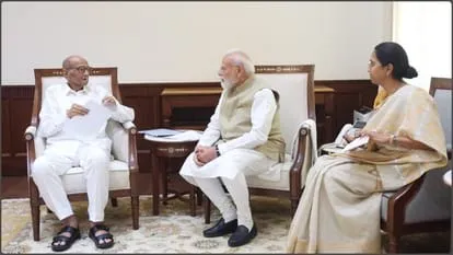 Sharad Pawar Meet PM Modi: संसद में पीएम मोदी से मिले शरद पवार और सुप्रिया सुले, सियासी गलियारों में बढ़ी हलचल | Source: Amarujala.com