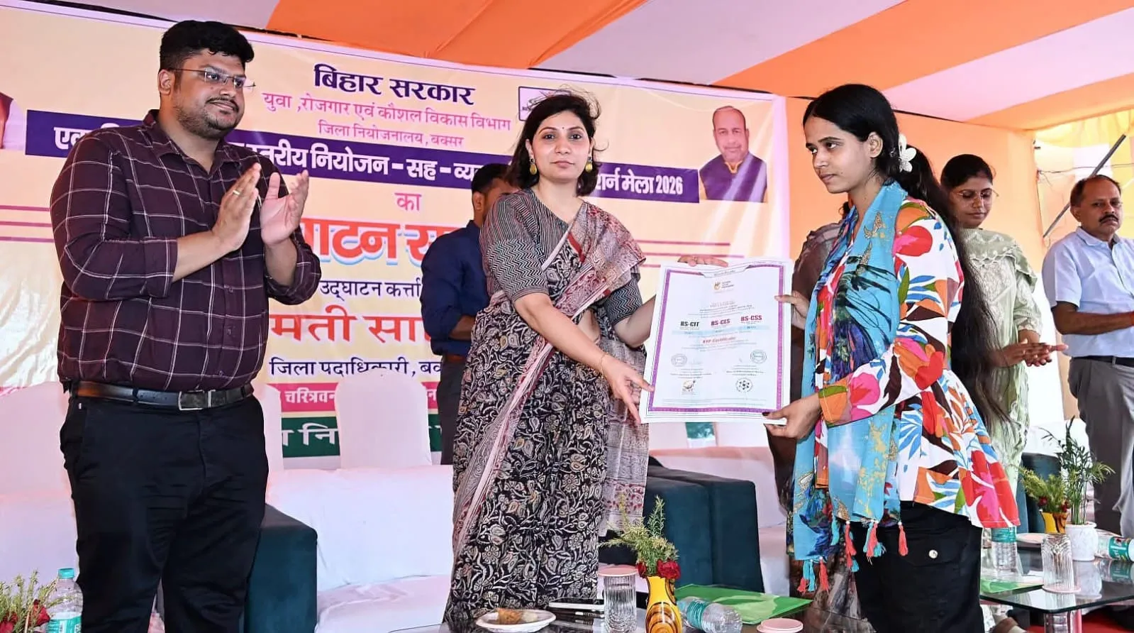 बक्सर रोजगार मेले में चयनित अभ्यर्थी को प्रमाणपत्र प्रदान करते अधिकारी। | Source: Chrome