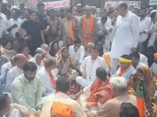 रोहतक के कांग्रेस भवन के आगे अंबेडकर चौक पर धरना देकर बैठे भाजपा नेता। | Source: Dainik Bhaskar