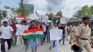 Bihar Paper Leak protest: समस्तीपुर में हाथों में तिरंगा लेकर सड़क पर उतरे छात्र, शिक्षा मंत्री के इस्तीफे और पेपर लीक रोकने की उठाई मांग | Source: Dainik jagran.com