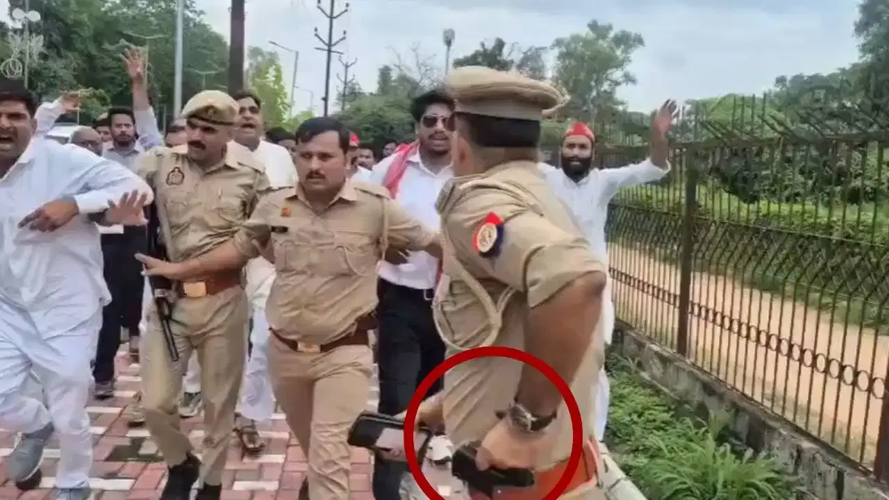 इंस्पेक्टर का पिस्टल निकालते वीडियो सोशल मीडिया पर वायरल. | Source: Tv9 Bharatwarsh