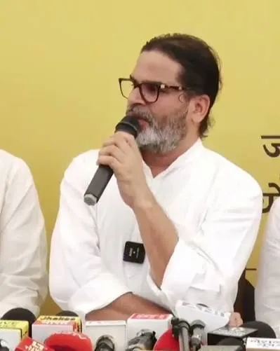पटना में प्रेस कॉन्फ्रेंस के दौरान मीडिया से बात करते जन सुराज प्रमुख प्रशांत किशोर। | Source: Chrome