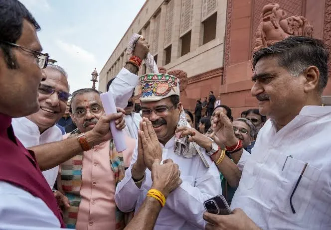 संसद परिसर में NDA सांसदों के बीच धर्मेंद्र प्रधान का पाग पहनाकर स्वागत। | Source: Chrome संसद परिसर में NDA सांसदों के बीच धर्मेंद्र प्रधान का पाग पहनाकर स्वागत। | Source: Chrome