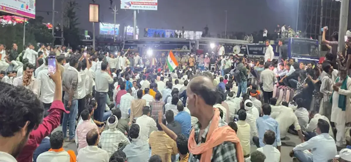 भोपाल में MSP पर मूंग खरीद की मांग को लेकर प्रदर्शन करते किसान। | Source: Chrome
