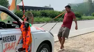 Kanwar Yatra 2026: दांतों से कार खींचकर गंगाजल ला रहा शिव भक्त, अनोखी कांवड़ बनी आकर्षण का केंद्र | Source: Abp news.com