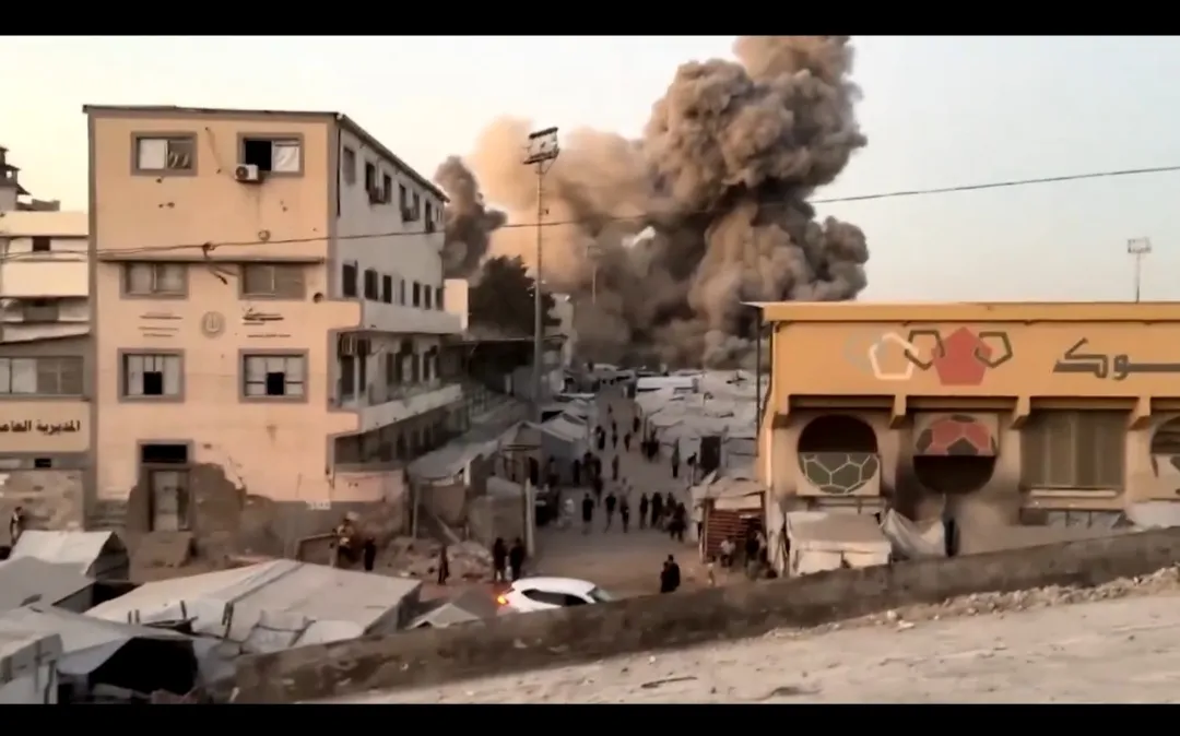 Gaza Mosque Attack: जोरदार धमाका और आसमान में उठीं आग की लपटें, गाजा की मस्जिद पर हमले का VIDEO आया सामने | Source: NDTV.com