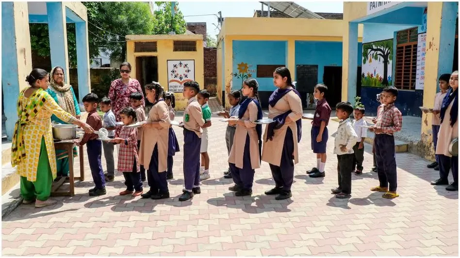 भारत में पीएम पोषण स्कीम के तहत 10 करोड़ से ज्यादा बच्चों को खाना मिलता है | Source: AajTak भारत में पीएम पोषण स्कीम के तहत 10 करोड़ से ज्यादा बच्चों को खाना मिलता है | Source: AajTak