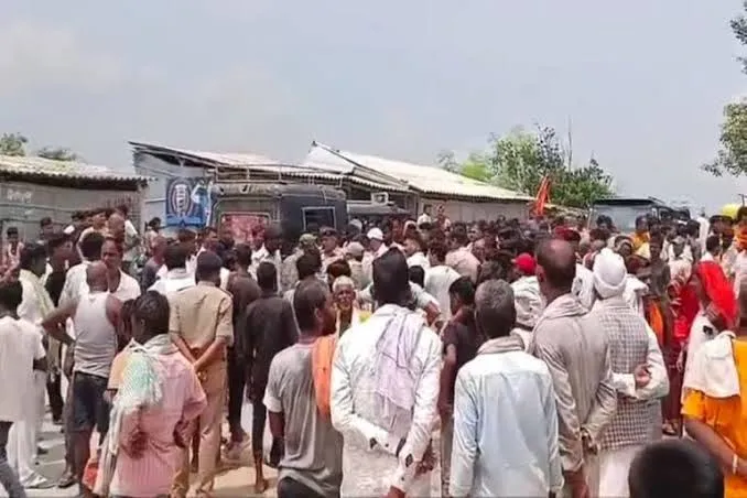 खगड़िया में दिनदहाड़े युवक की गोली मारकर हत्या के बाद घटनास्थल पर जुटे लोग। खगड़िया में दिनदहाड़े युवक की गोली मारकर हत्या के बाद घटनास्थल पर जुटे लोग।