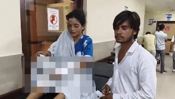 Aligarh Acid Attack: नमाज पढ़ रही पत्नी पर पति ने फेंका तेजाब... काम को लेकर विवाद ने लिया खौफनाक मोड़ | Source: NDTV.com