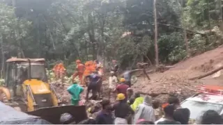 Keralam Rain News: मूसलाधार बारिश से केरल में हाहाकार... मूझियार समेत 5 बांधों पर रेड अलर्ट, कई इलाकों में बाढ़ का खतरा | Source: Dainik jagaran.com