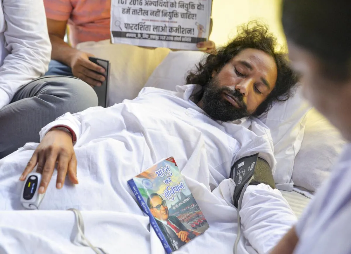 रांची में JPSC-JSSC आंदोलन के दौरान भूख हड़ताल पर बैठे छात्र नेता देवेंद्र नाथ महतो। | Source: Chrome रांची में JPSC-JSSC आंदोलन के दौरान भूख हड़ताल पर बैठे छात्र नेता देवेंद्र नाथ महतो। | Source: Chrome