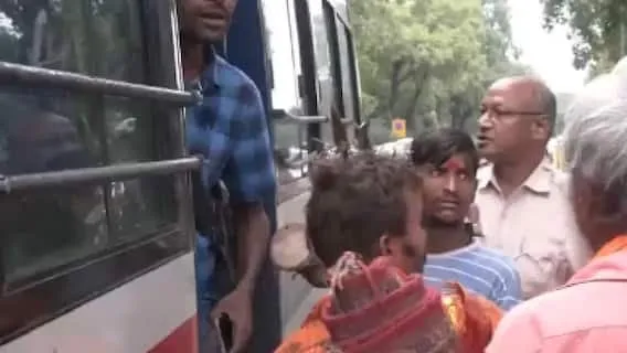 Rahul Gandhi Residence Protest: साधु-संतों के हंगामे से बढ़ी हलचल, दिल्ली पुलिस ने कई प्रदर्शनकारियों को हिरासत में लिया | Source: Abp news.com