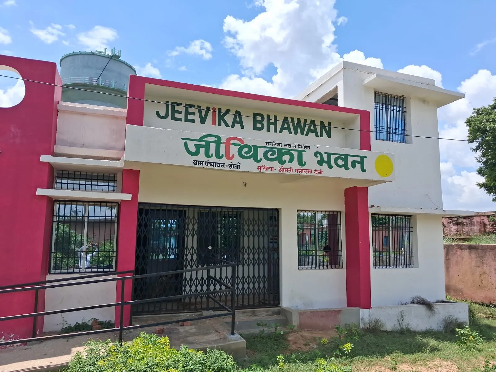 लाखों की लागत से बना जीविका भवन खंडहर में तब्दील | Source: Social Media