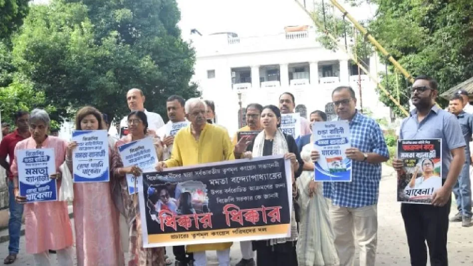 ममता बनर्जी के समर्थन में नजर आए TMC के तीन बागी विधायक ममता बनर्जी के समर्थन में नजर आए TMC के तीन बागी विधायक