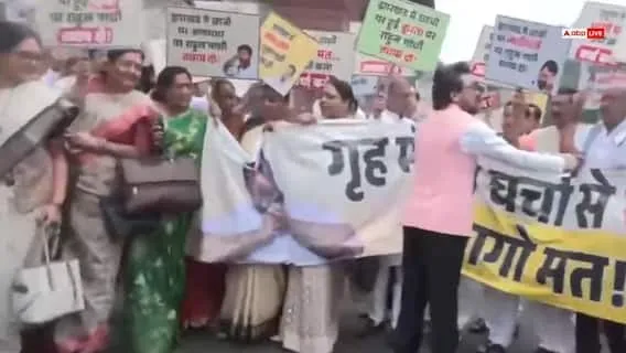 Parliament Protest: राहुल गांधी को लेकर NDA का बड़ा दांव, ‘भागो मत’ वाले पोस्टर से गरमाई सियासत; अमित शाह पर क्यों टिकी नजर? | Source: Abp news.com