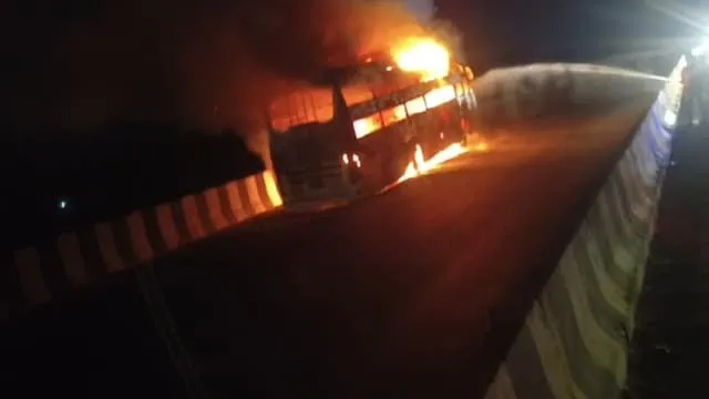 Bus Fire: मोतिहारी से मुजफ्फरपुर जा रही बस में अचानक लगी भीषण आग, ऐसे बची 35 यात्रियों की जान | Source: News 18.com