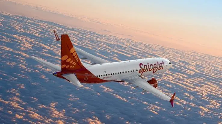 SpiceJet की फ्लाइट में तकनीकी खराबी के बाद परेशान यात्रियों का हंगामा। | Source: Chrome SpiceJet की फ्लाइट में तकनीकी खराबी के बाद परेशान यात्रियों का हंगामा। | Source: Chrome