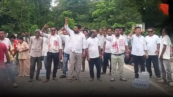 Assam-Arunachal Border: आखिर क्यों भड़का तनाव? प्रदर्शनकारियों से झड़प के बाद पुलिस ने हवा में चलाई गोलियां | Source: Abp news.com