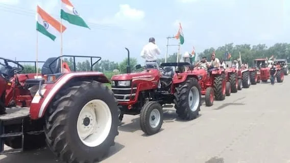 Tiranga Tractor Rally: बॉर्डर पर किसानों का अनोखा अंदाज, ट्रैक्टरों पर तिरंगा लेकर निकले तो गूंज उठे देशभक्ति के नारे | Source: Abp news.com