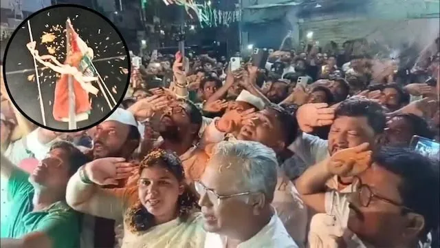 बिहार के पूर्णिया में 14 और 15 अगस्त की दरमियानी रात 12:01 बजे तिरंगा फहराने की अनोखी परंपरा 1947 से चली आ रही है। झंडा चौक पर आजादी की घोषणा के बाद शुरू हुई यह परंपरा आज भी लोगों के लिए देशभक्ति और ग | Source: News18.com