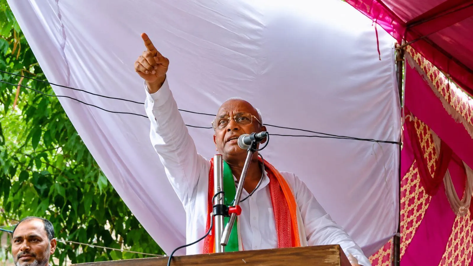 मेरठ में सपा विधायक शाहिद मंजूर का विरोधियों को चुनावी चुनौती वाला बयान | Source: Chrome