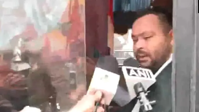 Tejashwi Yadav Detained!! पटना में RJD का राजभवन मार्च, नेता प्रतिपक्ष तेजस्वी यादव Detained तो समर्थकों ने पुलिस बस को घेरा; सड़क पर मचा हाई-वोल्टेज ड्रामा | Source: Abp news.com