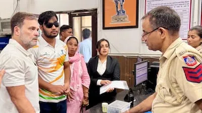 पैलेट गन मामले में राहुल गांधी के धरने के बाद दिल्ली पुलिस ने FIR दर्ज की | Source: Chrome