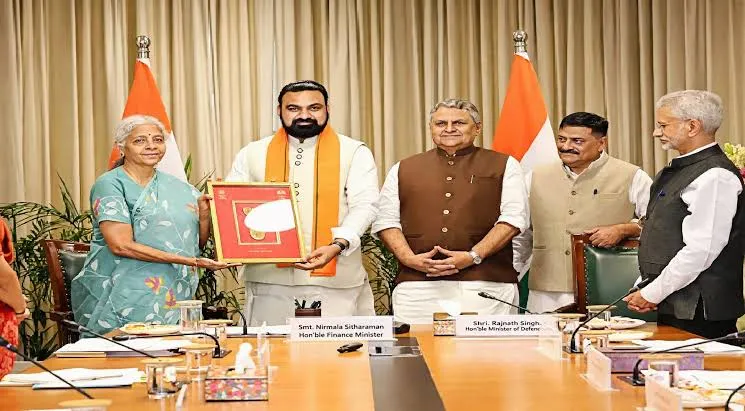 दिल्ली के कर्तव्य भवन में केंद्रीय मंत्रियों के साथ बैठक करते बिहार के मुख्यमंत्री सम्राट चौधरी। | Source: Chrome