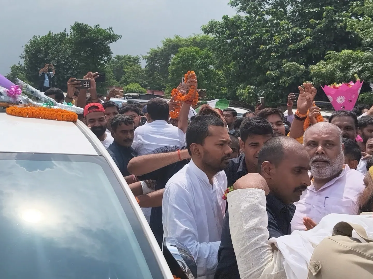 सीतामढ़ी में निशांत कुमार के स्वागत के दौरान JCB से फूलों की बारिश करते जदयू कार्यकर्ता | Source: Chrome