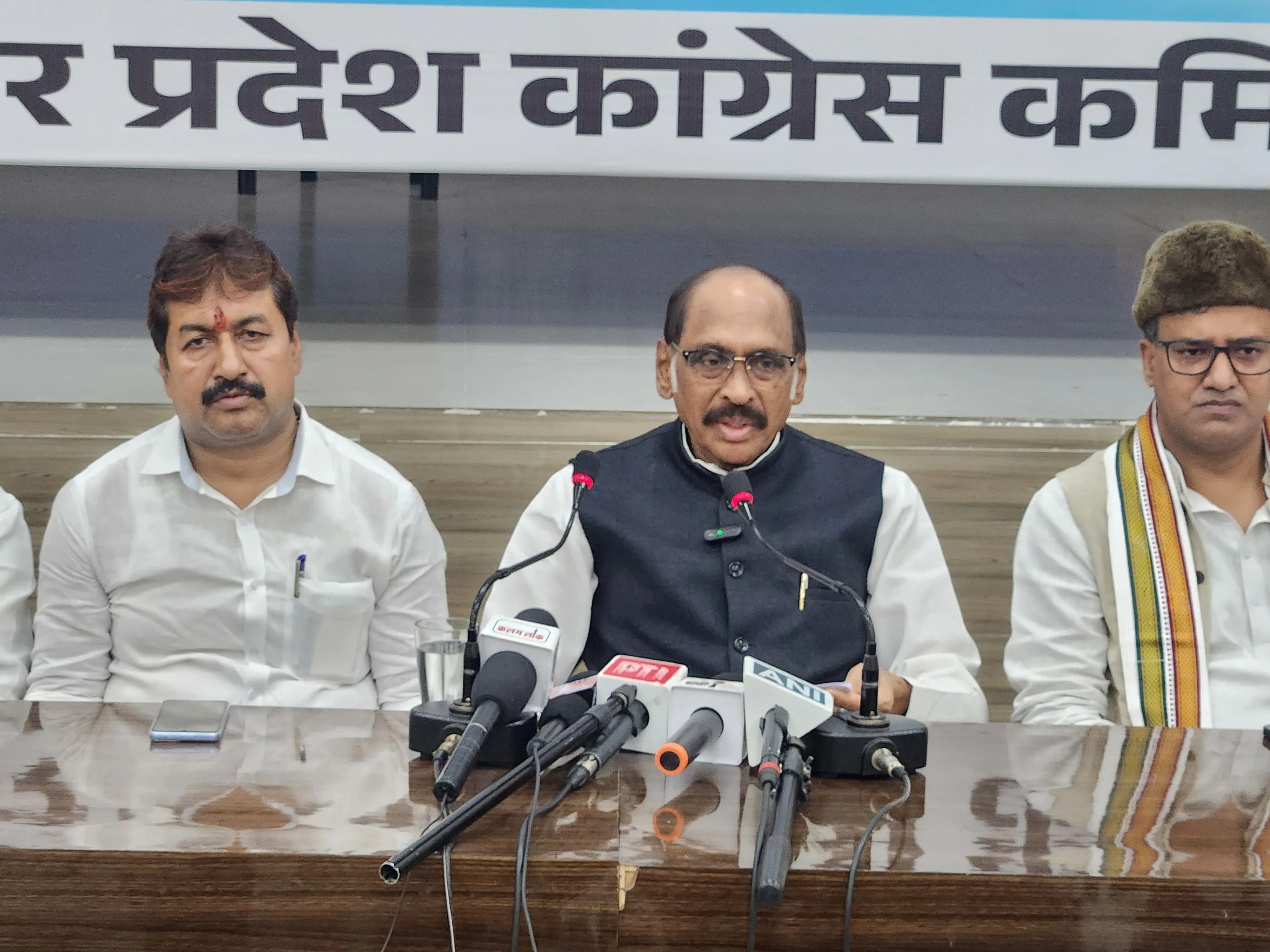 महाराष्ट्र के पूर्व प्रदेश कांग्रेस अध्यक्ष और पूर्व गृह मंत्री माणिकराव ठाकरे महाराष्ट्र के पूर्व प्रदेश कांग्रेस अध्यक्ष और पूर्व गृह मंत्री माणिकराव ठाकरे
