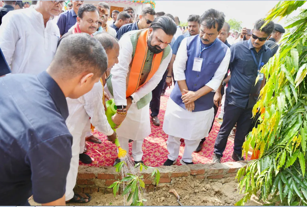 मुख्यमंत्री ने अहिरौली स्थित भारतीय जनता पार्टी कार्यालय में कार्यकर्ताओं से मुलाकात कर संवाद किया। उन्होंने कार्यालय परिसर में स्थापित स्व० कैलाशपति मिश्र की प्रतिमा पर माल्यार्पण कर उन्हें नमन किया