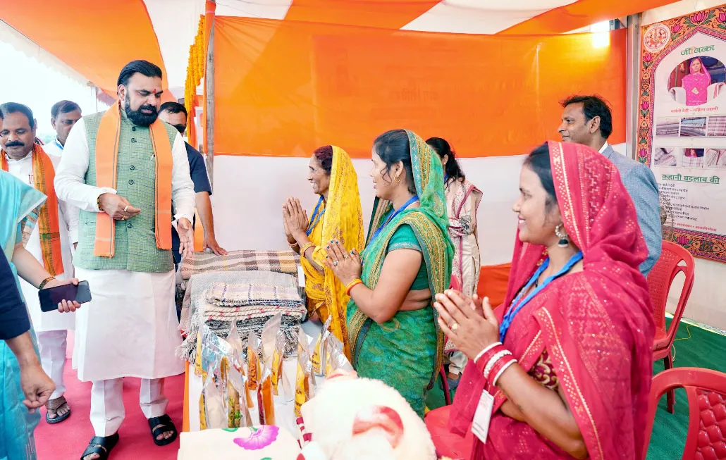 बक्सर में जीविका दीदियों ने जीवन में आये बदलाव एवं सफलता की कहानी मुख्यमंत्री से साझा की।