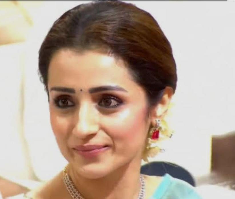 Trisha Krishnan की आंखें Vijay के शपथ समारोह में हुईं नम, इमोशनल वीडियो सोशल मीडिया पर वायरल