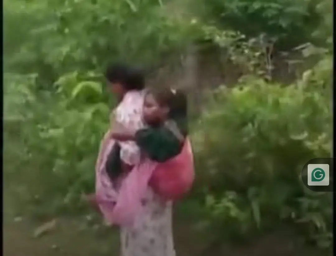 Viral Video: Warden बनी Superhero, 6 KM तक पीठ पर बीमार छात्रा को लेकर चलीं; इंटरनेट पर हो रही जमकर सराहना