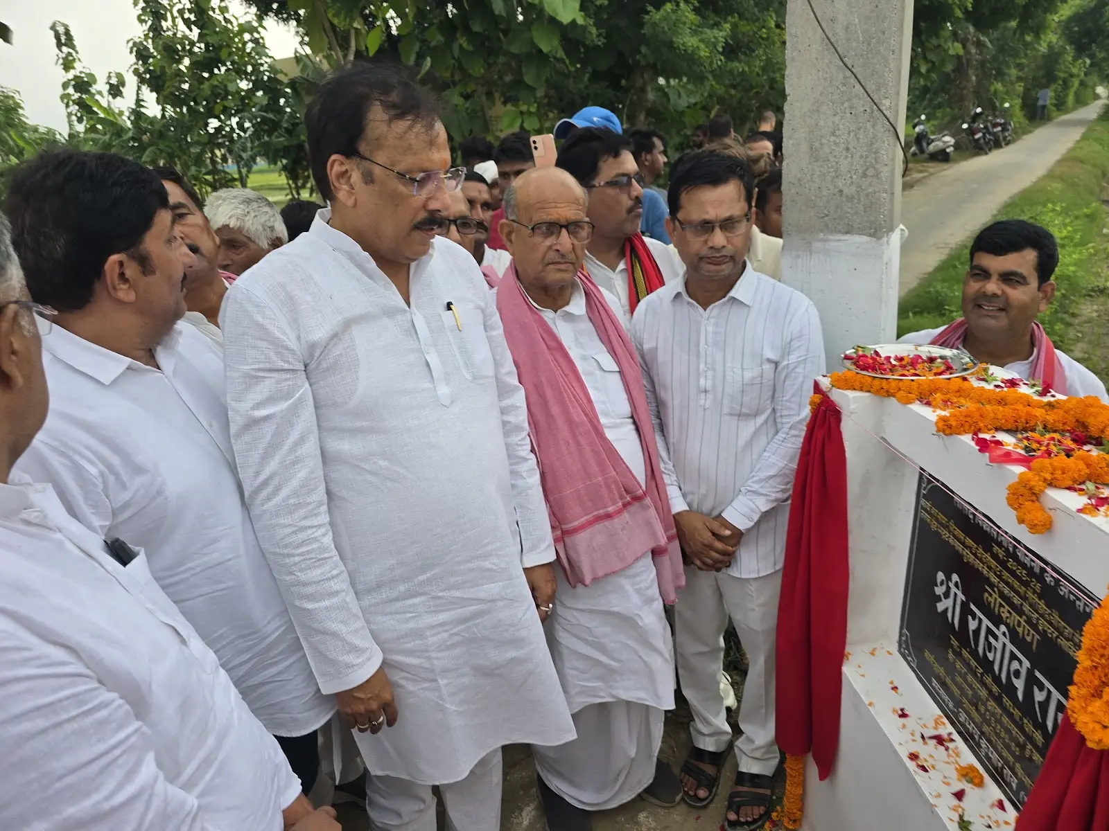 Mau News: सांसद राजीव राय ने दो गांवों में नई इंटरलॉकिंग सड़कों का किया लोकार्पण, ग्रामीणों को मिलेगी बड़ी राहत