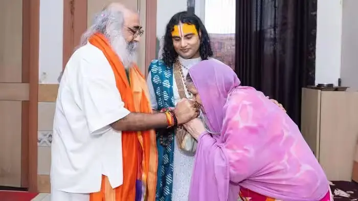 घोर 'कलियुग' के इस दौर में 'सतयुग' की झलक... वृद्ध और 'बीमार' माताओं की निःशुल्क और निस्वार्थ सेवा का अद्भुत और 'अकल्पनीय' उदाहरण है अनिरुद्धाचार्य 