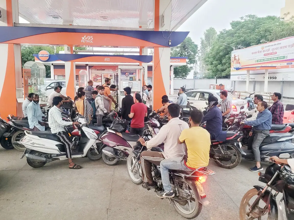 कच्चा तेल 100 डॉलर के करीब, फिर भी पेट्रोल-डीजल के दाम जस के तस; क्या आने वाली है बड़ी राहत या बढ़ेगा जेब पर बोझ