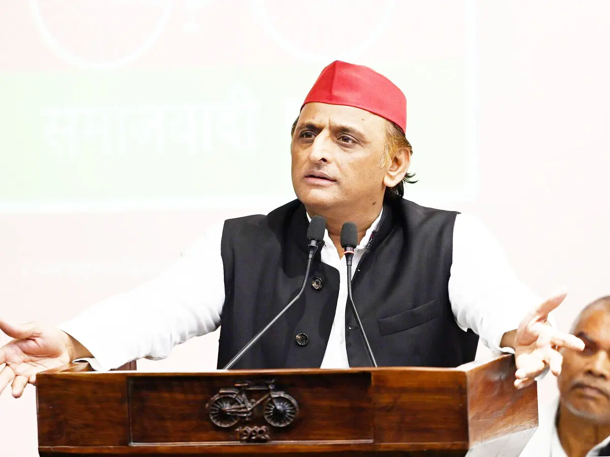 UP News : अखिलेश यादव के सामने ऐसा क्या हुआ कि एक घंटे में ही सपा ने दो जिलों पर चला दिया बड़ा एक्शन?