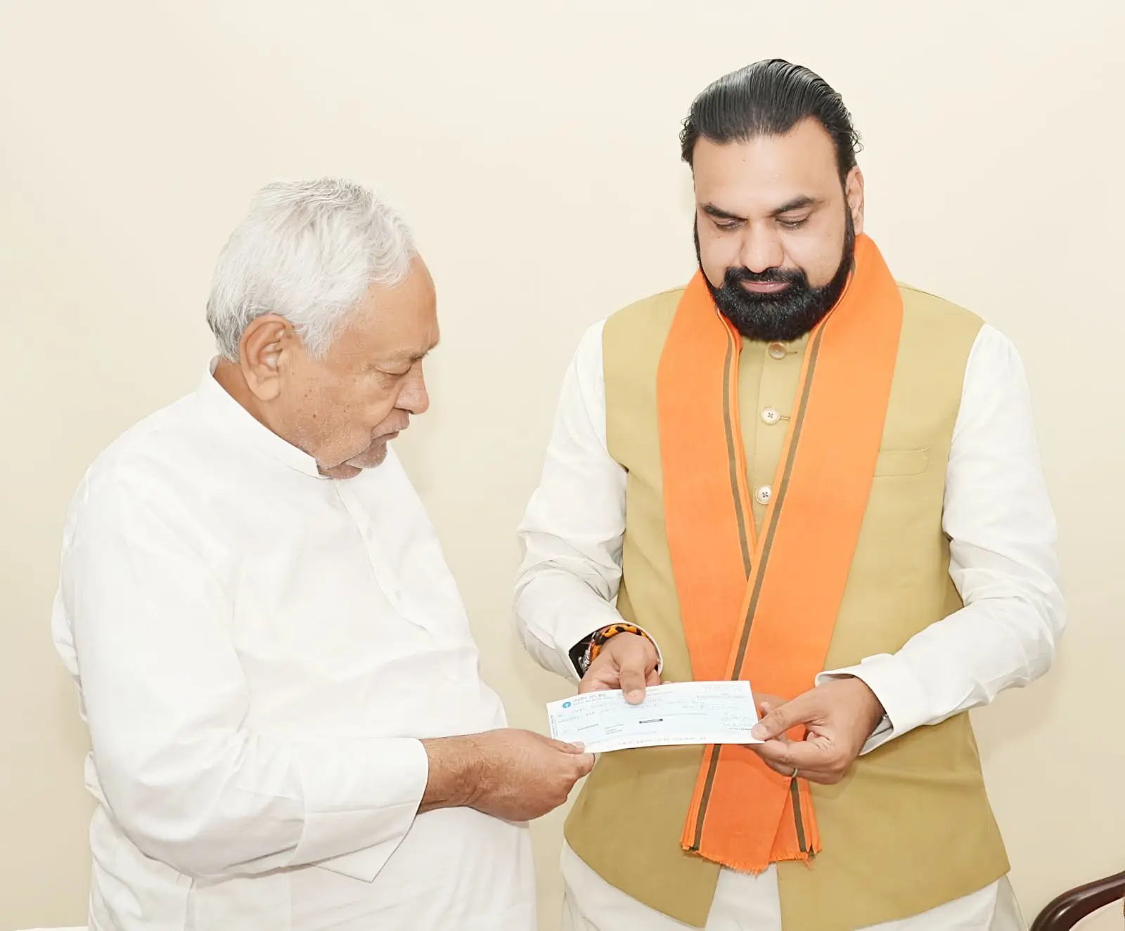 पूर्व मुख्यमंत्री नीतीश कुमार और विधान पार्षद ललन सर्राफ ने बाढ़ पीड़ितों के लिए मुख्यमंत्री राहत कोष में दिया एक माह का वेतन