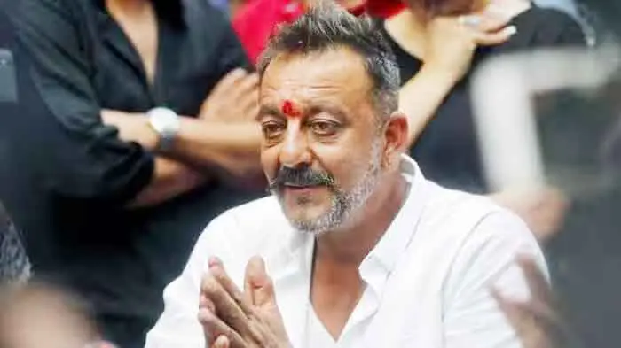 'सर, यहां बीड़ी मिलेगी?', संजय दत्त का जेल अधिकारी से सवाल, बोले- मेरे पिता के सामने मुझे हथकड़ी पहनाई गई थी