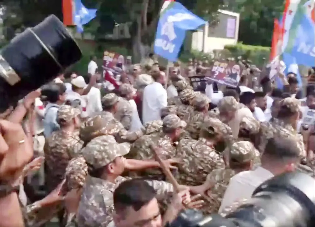 दिल्ली में चुनाव आयोग के खिलाफ NSUI का बड़ा प्रदर्शन, CEC ज्ञानेश कुमार के इस्तीफे की मांग से गरमाई सियासत; पुलिस ने कार्यकर्ताओं को हिरासत में लिया