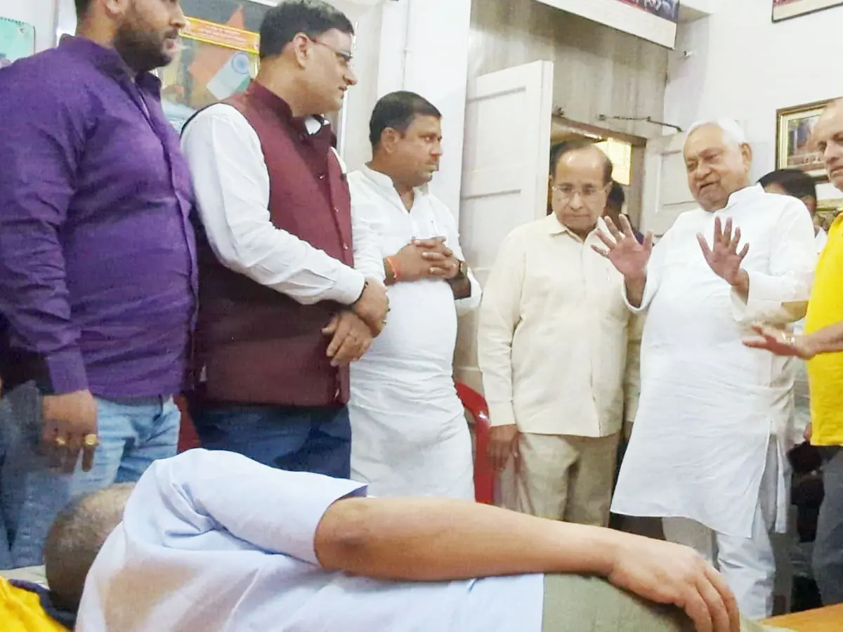 MLC चुनाव की वोटिंग से पहले नीरज को देखने घर पहुंचे नीतीश कुमार, बोले- 'ज्यादा चिंता मत करिए, आराम करिए'